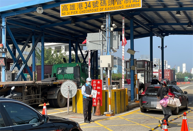 高雄港5日下午啟2處快篩站，6日中午過後工作人員都要取得陰性證明才得以入港區工作。（資料照）