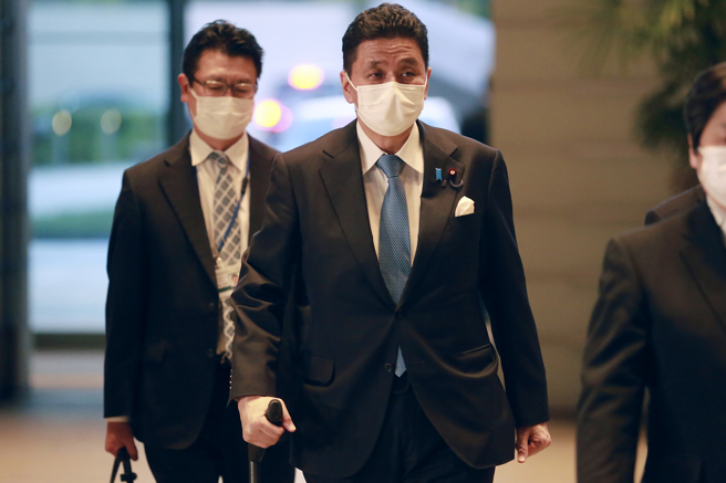 日本防卫大臣岸信夫昨天接受日媒专访时说，与国际社会合作因应俄罗斯入侵乌克兰，对抑制中国行动以免台湾海峡发生事态很重要。(图／美联社)