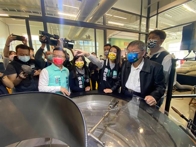 民眾黨主席柯文哲5日力挺蔡壁如，他並表示，民眾黨有紛爭表示黨還有人，檯面上的紛爭是好的。（陳育賢攝）