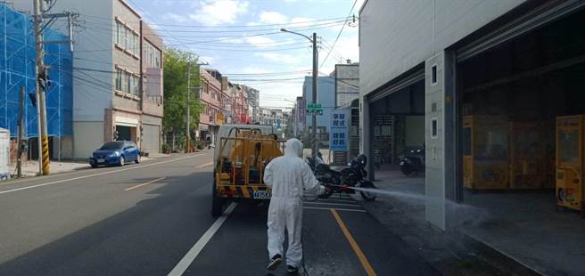 縣府派員到足跡點清消。（苗栗縣府提供／李京昇苗栗傳真）