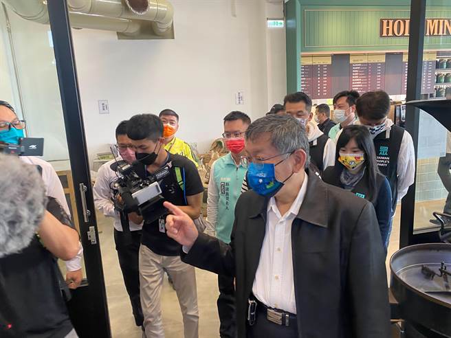 台北市柯文哲5日酸苏贞昌的班班有冷气政策，根本是班班会跳电。（陈育贤摄）