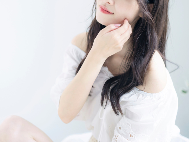 紐西蘭一名24歲女子因為罹患罕病，總是一副「厭世臉」，求學時期慘遭同學霸凌，所幸後來擺脫陰霾，逆襲當上模特兒。（示意圖／達志影像）