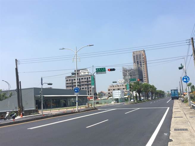 目加溜湾大道主线AC铺设工作已完成。(刘秀芬摄)