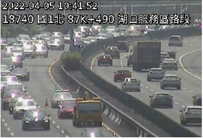 上午10点40分国1北向87.9公里2小客车追撞占用内侧车道，回堵3公里(高公局提供)