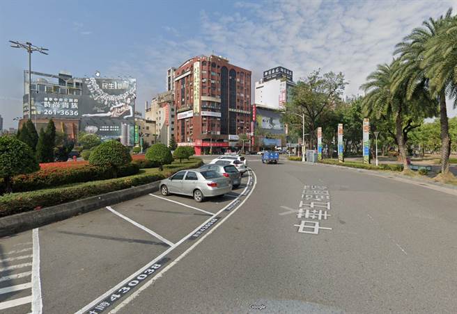 高雄邱姓工程師開車「鬼切」轉進停車格，害後方林姓男大生騎車剎停不及撞上，一審判邱男拘役40天、林男35天，可易科罰金。二審高雄高分院認為邱男車禍後10天才就醫開診斷證明書，無法佐證與車禍有關，改判林男無罪、獲賠14萬元，全案定讞。（取自GoogleMap／袁庭堯高雄傳真）