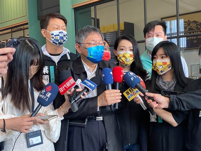 台北市长柯文哲5日在立委高虹安及多位党籍提名议员参选人的陪同下，参访新竹市在地企业，他强调，民眾党是要抢攻所有人的票仓，并呼吁台湾不要再有顏色之分，如此只会分裂国家。（陈育贤摄）