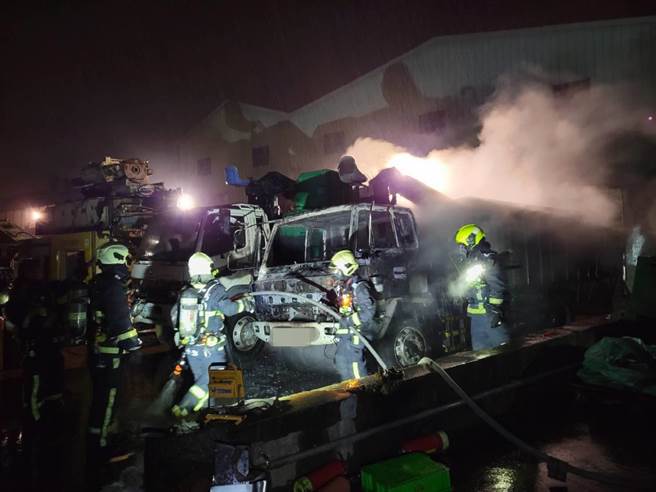 台中烏日區太明路一家五金回收場裡貨車在4月2日晚間自燃，幸好巡邏員警發現異常通報消防局滅火，未造成人員傷亡。（烏日警分局提供／馮惠宜台中傳真）