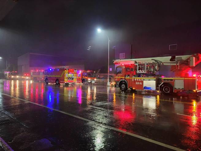 台中烏日區太明路一家五金回收場裡貨車在4月2日晚間自燃，幸好巡邏員警發現異常通報消防局滅火，未造成人員傷亡。（烏日警分局提供／馮惠宜台中傳真）
