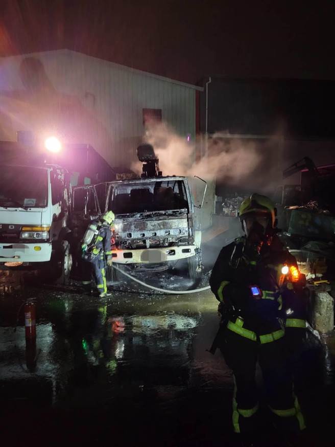 台中烏日區太明路一家五金回收場裡貨車在4月2日晚間自燃，幸好巡邏員警發現異常通報消防局滅火，未造成人員傷亡。（烏日警分局提供／馮惠宜台中傳真）
