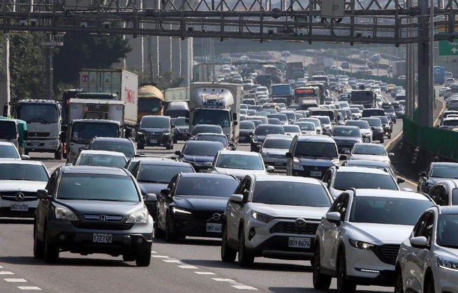 今天是连假最后一天，高公局预估下午国1西螺-埔盐系统等11路段将车多壅塞。(资料照)