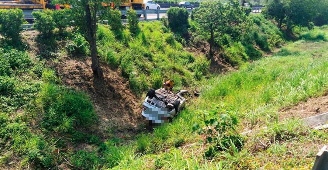 国1南下安定段车祸，轿车衝出护栏四轮朝天倒边坡，驾驶轻伤。（国道警第4公路警察大队提供／刘秀芬台南传真） 