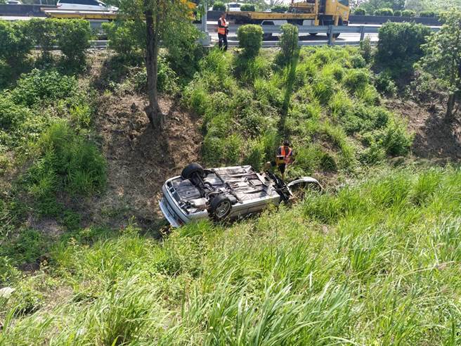 国1南下安定段车祸，轿车衝出护栏四轮朝天倒边坡，驾驶轻伤。（国道警第4公路警察大队提供／刘秀芬台南传真） 