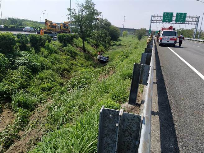 国1南下安定段车祸，轿车衝出护栏四轮朝天倒边坡，驾驶轻伤。（国道警第4公路警察大队提供／刘秀芬台南传真）