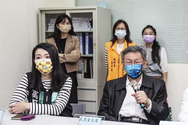 台北市長柯文哲（右）對民眾黨會不會推新竹縣長和竹北市長人選的問題回答：「這是個好問題，還要再評估！」（羅浚濱攝）