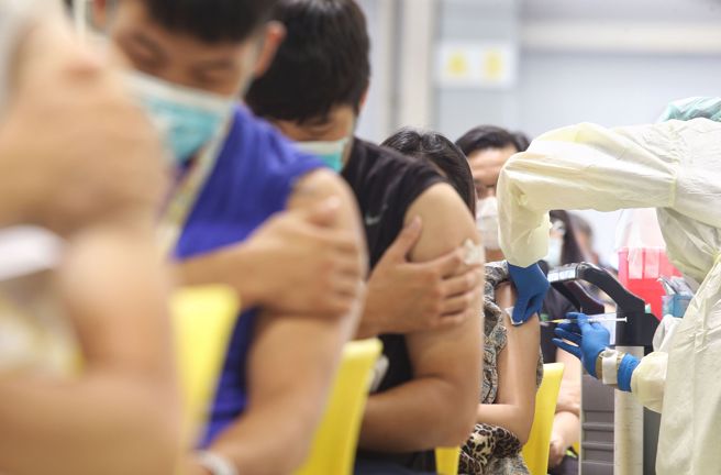 本土疫情再起，但新冠疫苗接种率低，尤其第3剂至今只打了5成。（资料照）