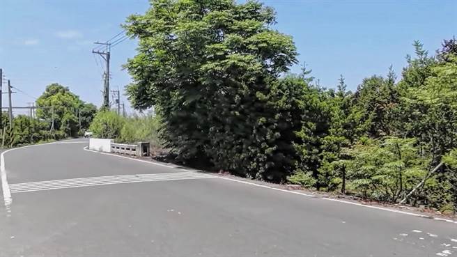 村长李明营表示，根据墓碑上的生卒日期、正文、落款等线索，都不是附近民眾所有。(村长提供／吴建辉彰化传真)