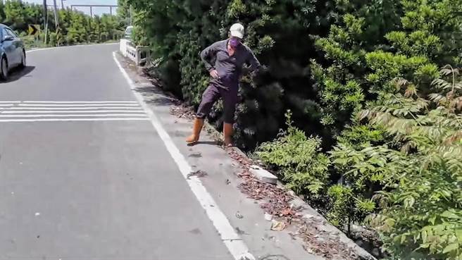 因为墓碑上的文字仍清晰可见，没有灰尘或脏污，因此除了通报公所之外，也跟着墓碑上的刻字来找寻线索。(村长提供／吴建辉彰化传真)