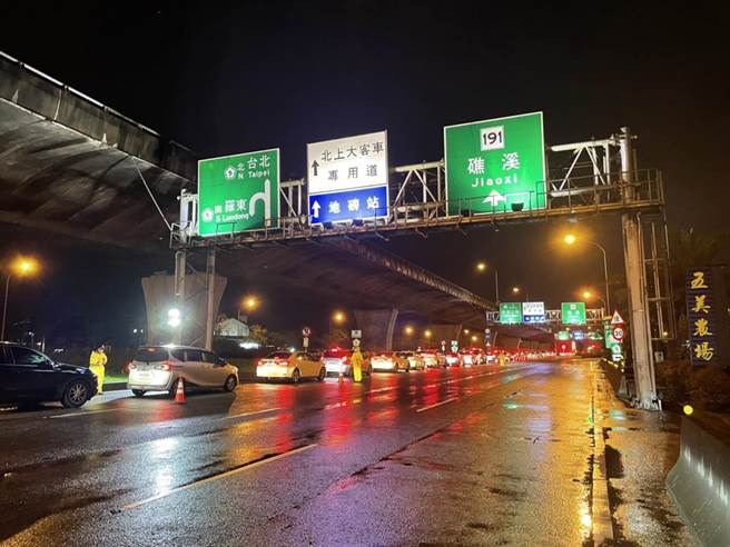 昨日中午12時起國5北返車潮大量湧現，長時間車多緩慢壅塞直至深夜才紓解。（宜蘭縣警察局提供／吳佩蓉宜蘭傳真）