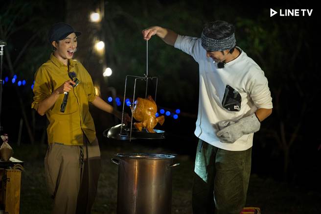 桂綸鎂（左）與陳柏霖一同完成烤雞。（LINE TV提供）
