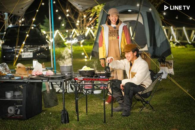 郭雪芙（左）與陳柏霖為了煮番茄吵架。（LINE TV提供）