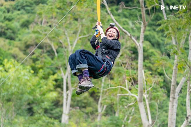 謝欣穎大膽挑戰高空滑索。（LINE TV提供）