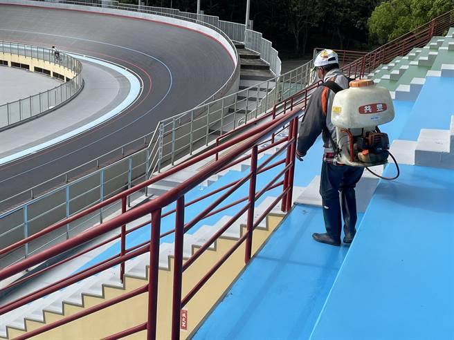 台中自由车场看台，搭配次氯酸消毒液喷洒标准程序扩大消毒。（台中市政府提供）