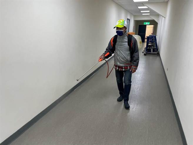 室内走道搭配次氯酸消毒液喷洒标准程序扩大消毒。（台中市政府提供）