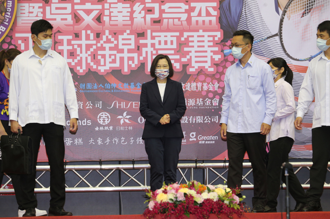 蔡英文總統(中)5日出席第50屆世界清晨盃暨吳文達紀念盃羽球錦標賽開幕活動，蔡總統致詞時有民眾在二樓觀眾席大喊「我要陳情」，維安隨扈不敢大意，在致詞結束後站上舞台警戒。(黃世麒攝)