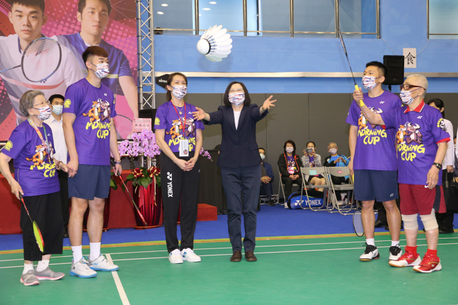 蔡英文總統(右三)5日出席第50屆世界清晨盃暨吳文達紀念盃羽球錦標賽開幕活動，擲大羽球為活動開幕。右二為東京奧運羽球金牌國手李洋、左二為王齊麟。(黃世麒攝)