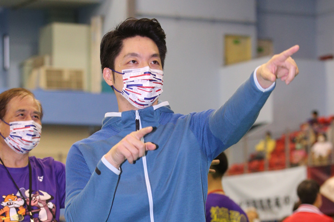 國民黨立委蔣萬安5日出席第50屆世界清晨盃暨吳文達紀念盃羽球錦標賽開幕活動，跟著台上的舞者一起跳舞熱身。(黃世麒攝)