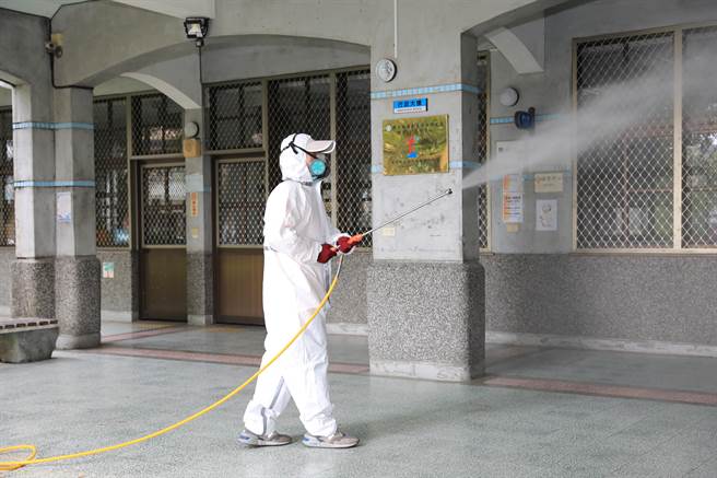 宜蘭市內16所國中小高中，不論有無確診案例，都會全部進行消毒作業，讓學子有安全的校園學習環境。（宜蘭市公所提供／吳佩蓉宜蘭傳真）