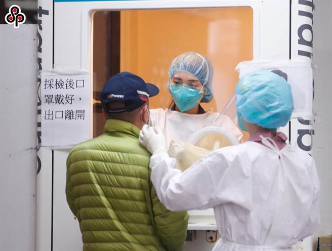 民眾前往医院筛检。（本报资料照片）