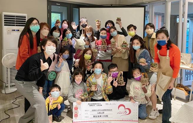 王宥忻带羊驼与家人一起做公益。（固力狗提供）