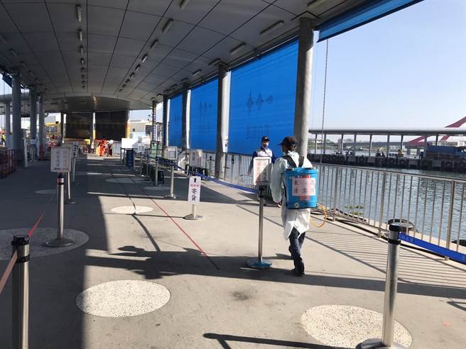 东琉码头出现确诊者足迹，屏县府紧急清消。（屏县府提供）