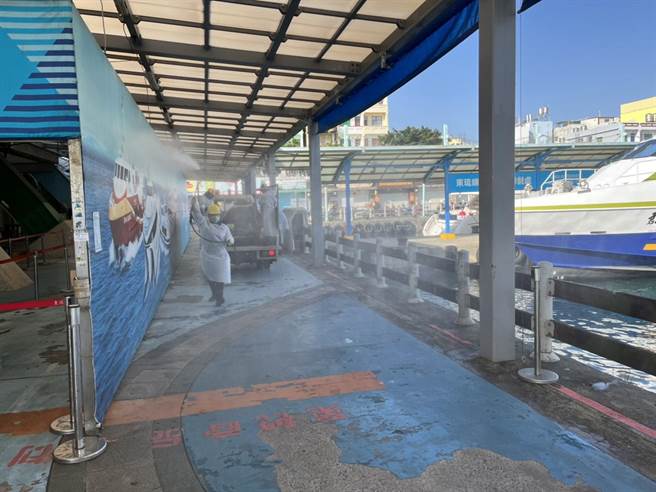 东琉码头出现确诊者足迹，屏县府紧急清消。（屏县府提供）