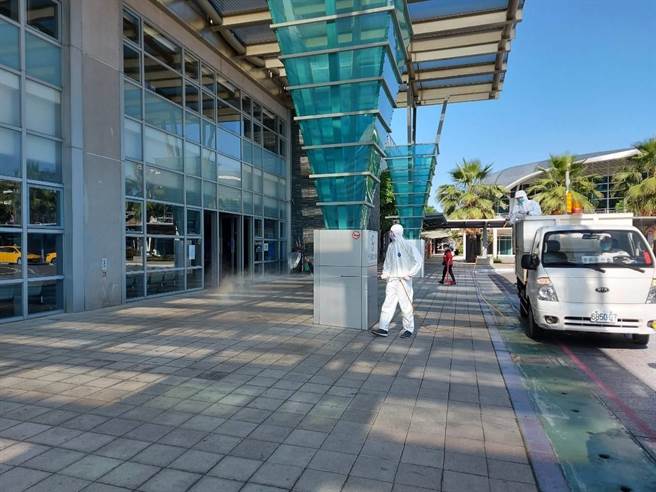 屏东火车站出现确诊者足迹，屏县府紧急清消。（屏县府提供）