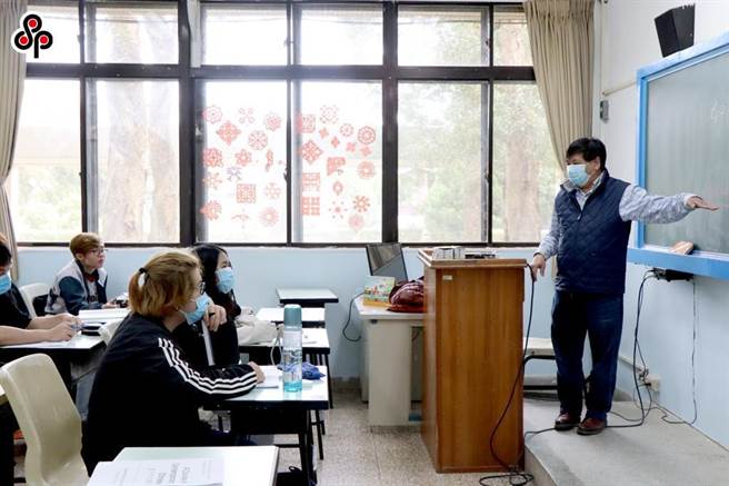 少子化现象严峻，教育部推出扩大招收侨外生计画，并採取「重点产业系所招生」及「设立国际专修部」两大项策略推动，预计招生人数将从2021年的1万4000人，至2030年能增至4万2000人，成长比例达3倍。（示意图／本报资料照）