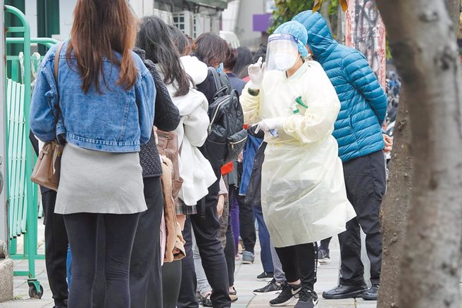 疫情延燒，新北市府開設社區篩檢站。（黃世麒攝）
