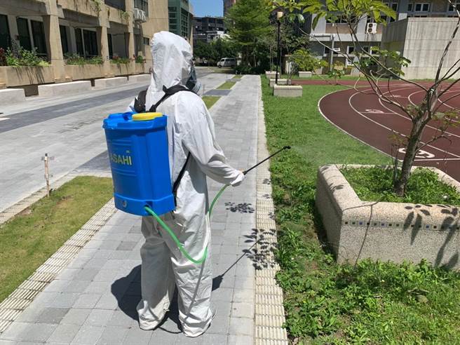 新竹市5日新增8名确诊个案，为两起家庭群聚，市府紧急到有确诊个案的两校园清消。（新竹市政府提供／陈育贤新竹传真）