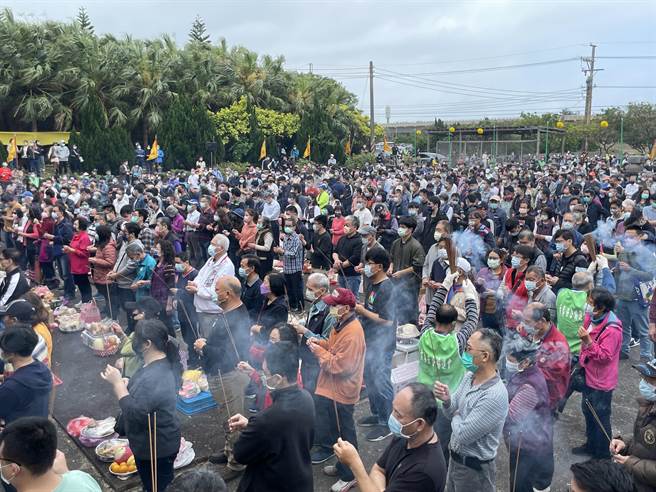 桃园新屋叶家祭祖重现人海1500人返乡扫墓。(吕筱蝉摄)