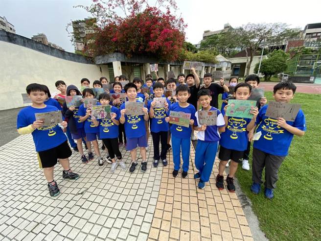 桃园市西门国小六年四班学生们透过1人1信的方式，寄送给南投朝日长照机构的长辈们，体验一个与眾不同的儿童节。(陈宏嘉老师提供／李侑珊台北传真)