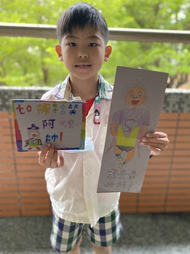 桃园市西门国小学生陈思铨，在写信之余，不忘画上可爱的长辈图。(陈宏嘉老师提供／李侑珊台北传真)
