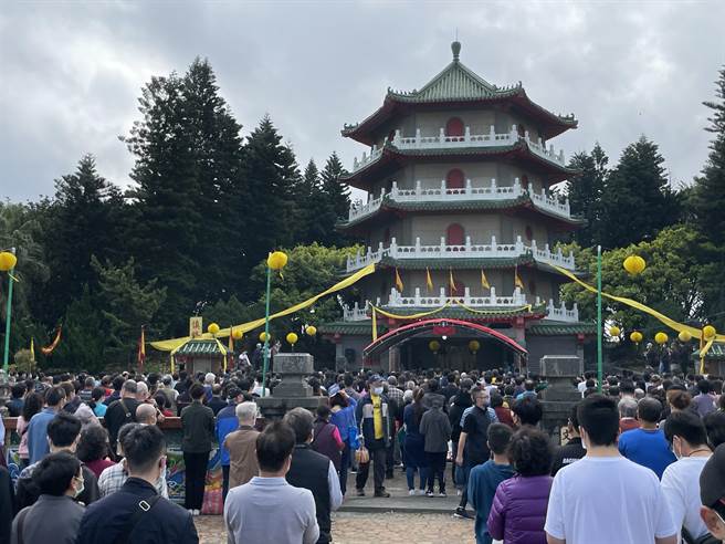 桃园新屋叶家祭祖重现人海1500人返乡扫墓。(吕筱蝉摄)