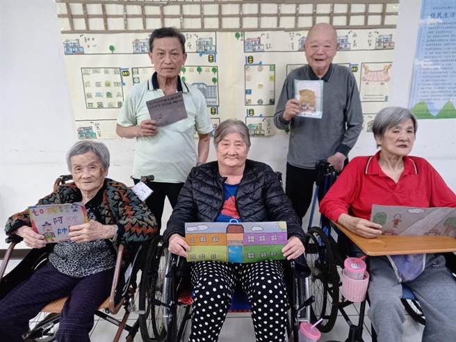 南投朝日长照机构的长辈们在收到学生们寄来的信件后，显得十分开心。(南投朝日长照机构提供／李侑珊台北传真)