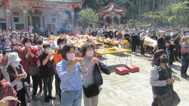 苗栗县前县长傅学鹏家族与来自全台各地傅氏宗亲400多人，今天5日齐聚苗栗县公馆乡大坑村傅氏墓园扫墓。（翻摄照片／李京升苗栗传真）