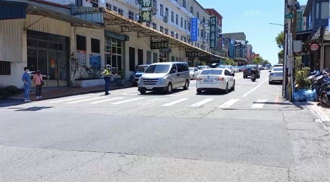 苗栗县三义地区观光人、车潮达1万758车次。（苗栗警察局提供／李京升苗栗传真）