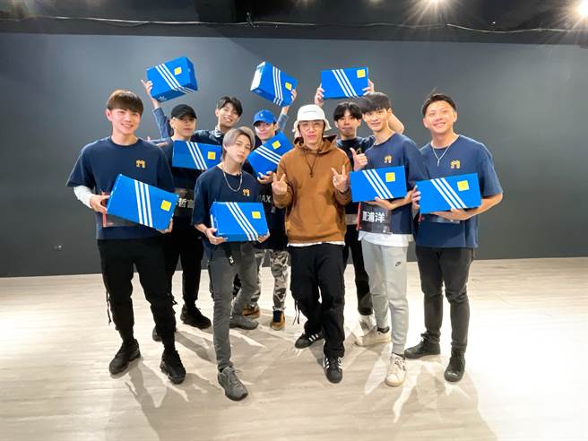 坤达送给参赛者一人一双名牌鞋。（野火娱乐提供）