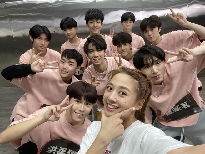 助力导师鬼鬼吴映洁分享自己从16岁就出道的种种经验。（野火娱乐提供）