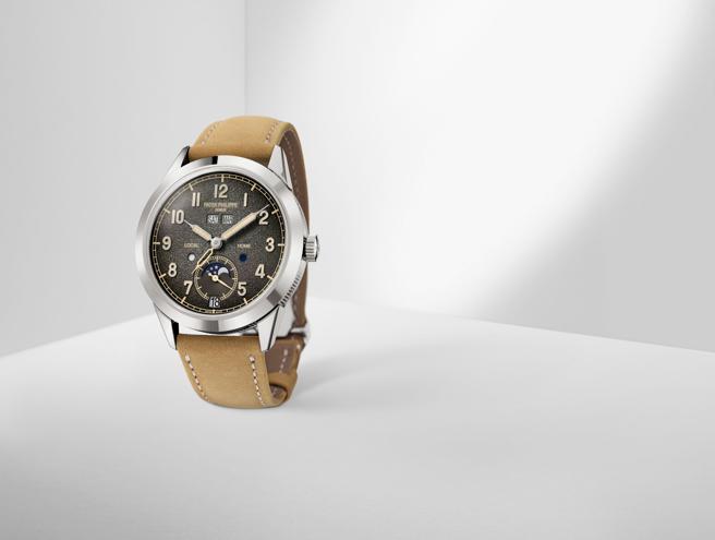 百达翡丽编号5326G-001年历与两地时区腕表，是第一只结合年历和两地时区的复杂功能腕表，有八项独家专利，224万2000元。（Patek Philippe提供）

