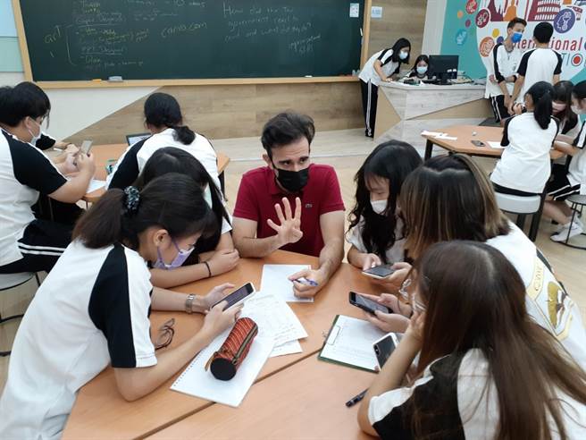 配合推动双语国家政策，国教署于110年度发布「补助扩增高级中等学校双语实验班计画」，今(111)年度8月新学期开始，将增加补助达55校。(教育部提供／李侑珊台北传真)